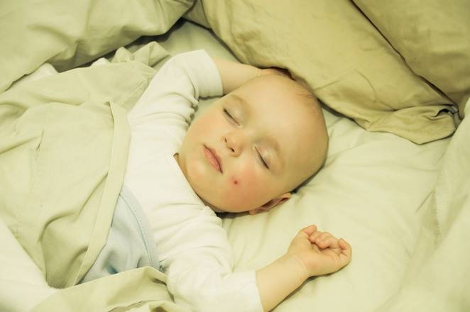 小孩几岁和父母分开睡宝宝分床睡的认识误区