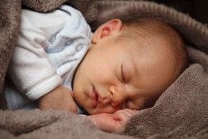 3个月的宝宝一天睡几个小时宝宝睡得少怎么办