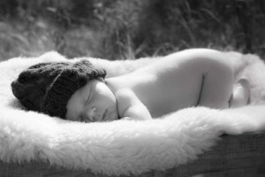 婴儿抽搐的症状表现有哪些新生儿睡觉时抽搐怎么办呢